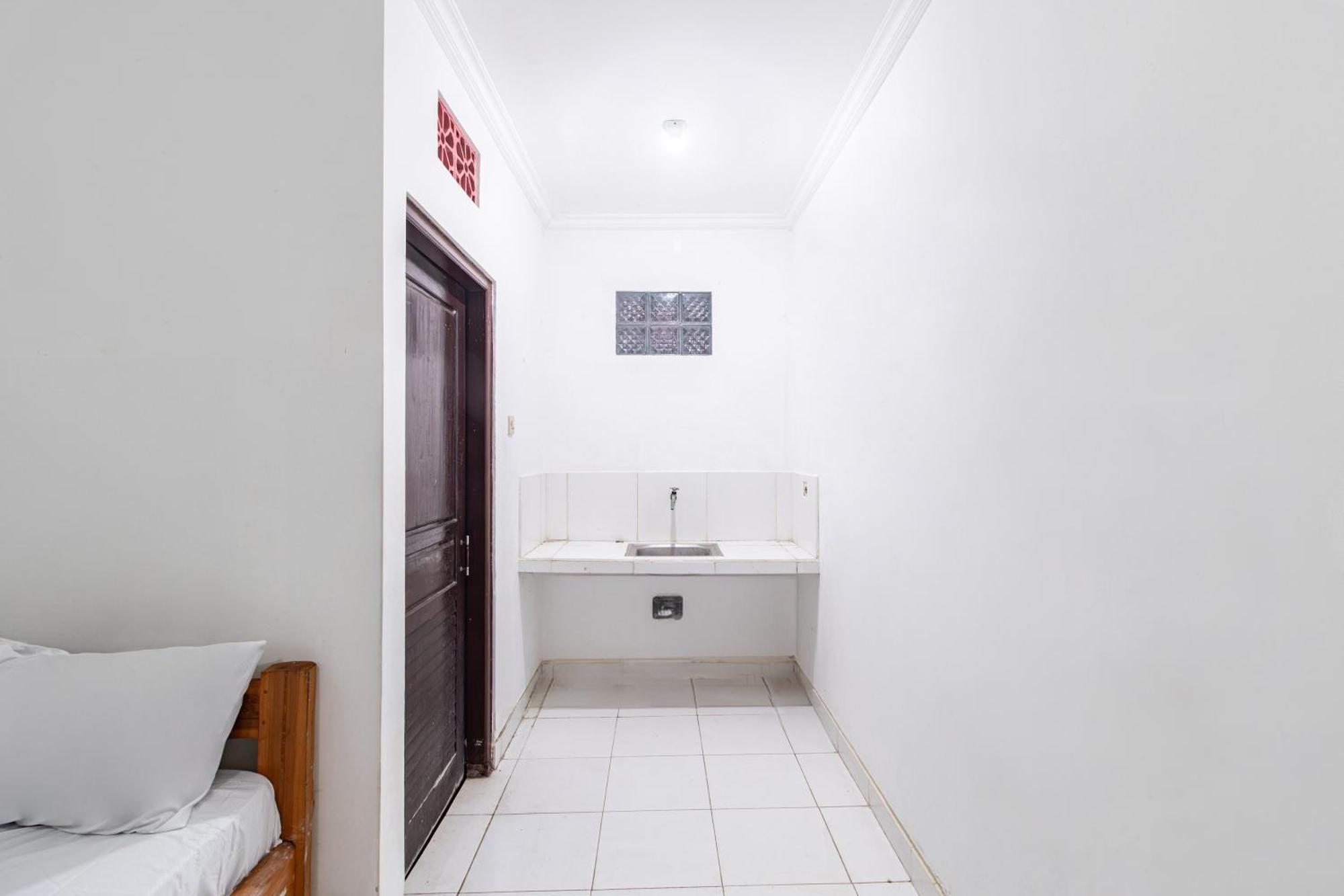 Hotel Oyo Life 93504 Kost Krisna à Temukus Extérieur photo