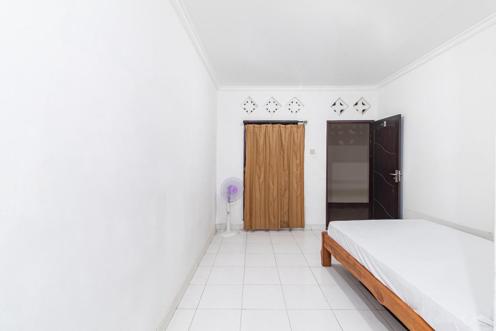 Hotel Oyo Life 93504 Kost Krisna à Temukus Extérieur photo
