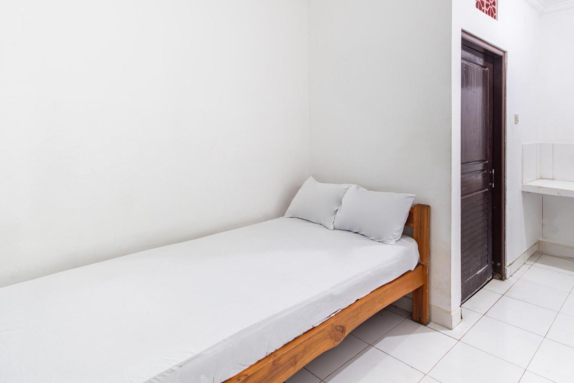 Hotel Oyo Life 93504 Kost Krisna à Temukus Extérieur photo