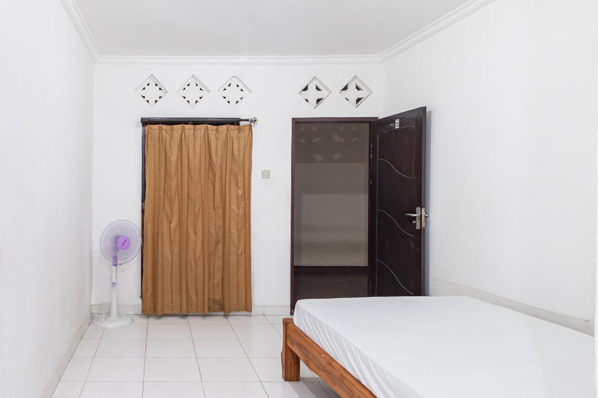 Hotel Oyo Life 93504 Kost Krisna à Temukus Extérieur photo