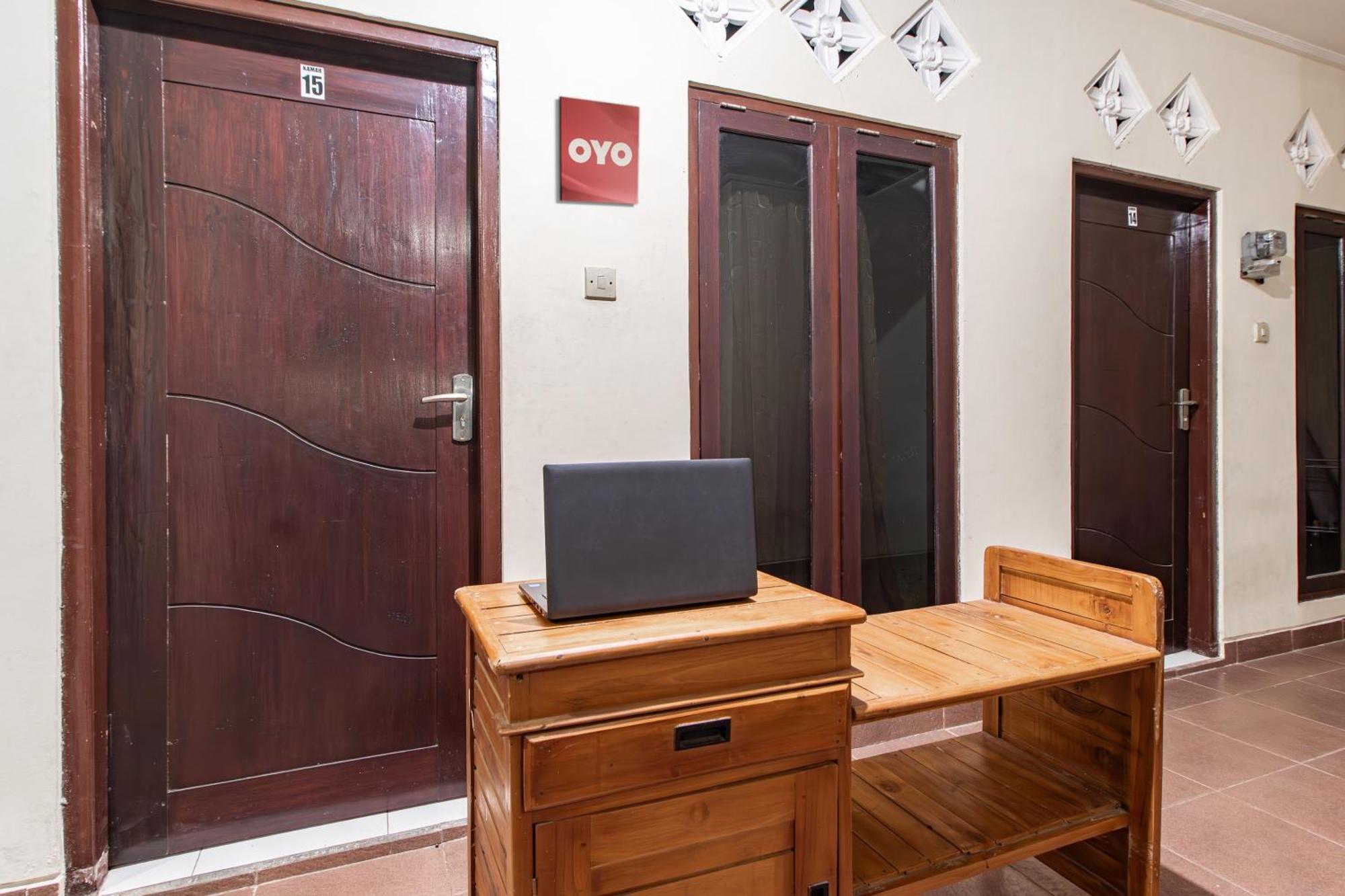 Hotel Oyo Life 93504 Kost Krisna à Temukus Extérieur photo
