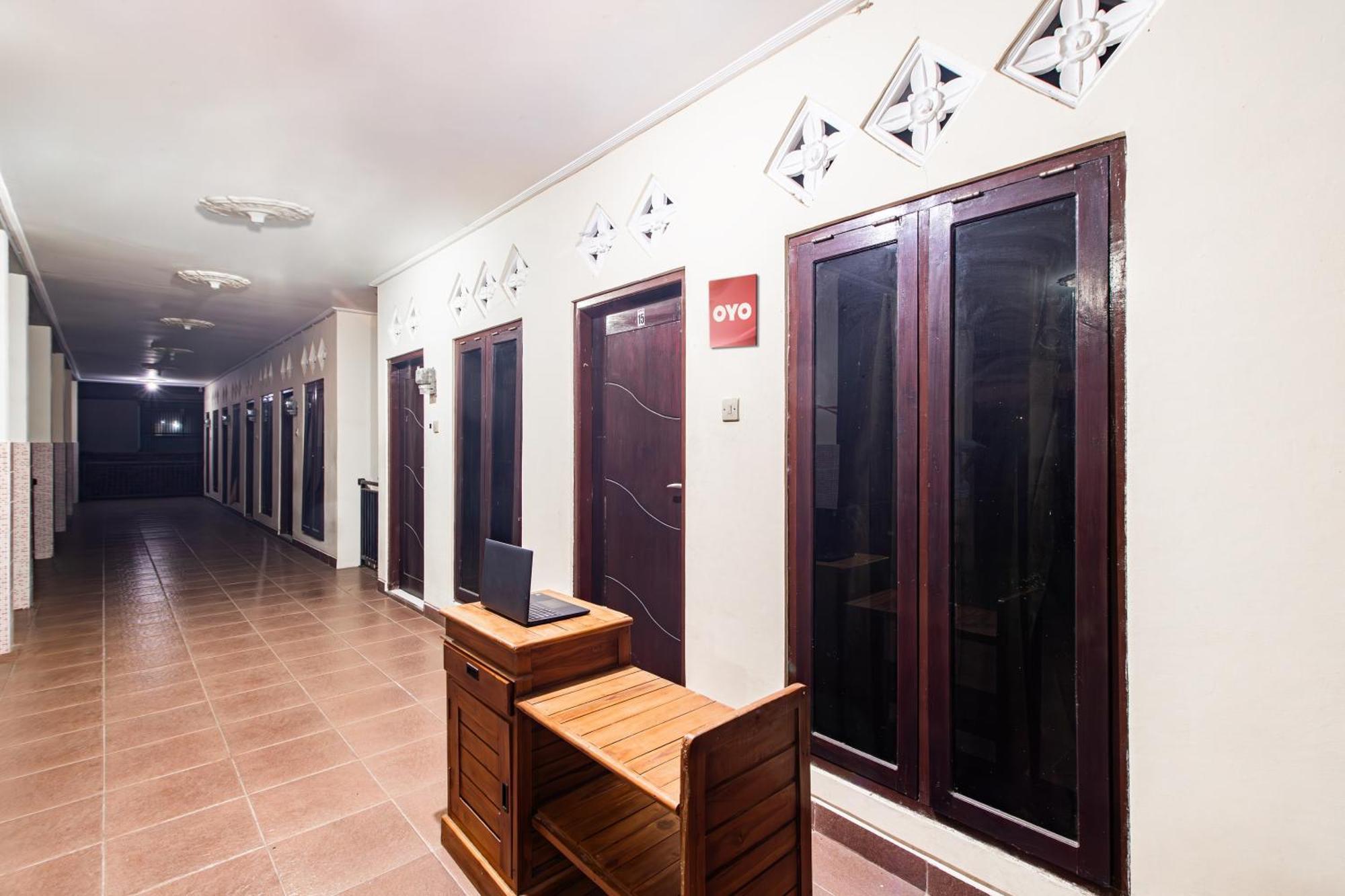 Hotel Oyo Life 93504 Kost Krisna à Temukus Extérieur photo